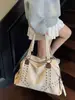 Bolso de hombro nuevo y elegante con remaches 2026, bolso tote de gran capacidad, bolso de axila versátil de alta gama para mujer, casual, para el trabajo