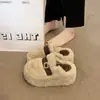 Pantuflas de suela gruesa para mujer, estilo coreano, con tiras de hebilla, nuevo diseño 2026, mullidas y de felpa, cómodas para usar de forma relajada, adecuadas para figuras menudas, pantuflas de algodón a la moda