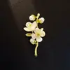 Broche Retrô Verde Jasmim Estilo Chinês Corsage de Planta Flor Elegante para Terno Anti-Exposição Versátil