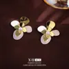 Pendientes de Flor de Perla Cepillada Bicolor Bañados en Oro Real Pendientes de Diseño de Color Contrastante de Nicho Europeo y Americano Pendientes Simples y Elegantes