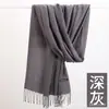 Bufanda de cachemira sintética para mujer versión coreana de otoño e invierno cálida color liso reunión anual bufanda de cachemira roja chal con flecos venta al por mayor de fábrica