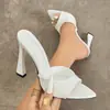 Pantuflas de tacón alto de punta cuadrada para mujer de talla grande, para uso en exteriores, nuevo estilo de moda de verano 2025, sandalias tipo chancla de tacón grueso europeas y americanas