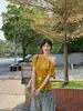 Camiseta de Manga Corta Super Favorecedora Hombros Descubiertos para Mujer, Nuevo Diseño Verano 2026, Top Corto Casual Elegante Color Amarillo Jengibre