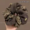Goma para el pelo scrunchie floral vintage para mujer, accesorio para el pelo de estilo casual y de alta gama, nuevo modelo 2026 para moño