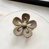 Pinza para el pelo estilo coreano con diseño de flor hueca de color sólido, elegante, combina con todo, accesorios para el cabello en la parte trasera, venta al por mayor