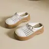 Novas Chinelos Tecidos Fechados de Dedo Verão 2026 para Uso Externo, Sandálias Macias de Couro Slip-On com Solado Grosso Vazado
