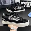 2026 Nuevos Zapatos Casuales de Skate para Hombre Estilo Hong Kong Cremallera Lateral Patchwork Cuadros Retro Suela Gruesa Versátiles de Moda para Hombre