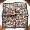 Pañuelo de seda con estampado de leopardo clásico, versátil para el verano, hecho de seda sintética, pañuelo cuadrado multipropósito para decoración de bolso, diadema y pañuelo para la cabeza