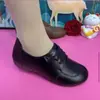 Zapatos de madre de cuero suave y suela de goma, nuevo estilo otoño 2026 mocasines planos para mujer, zapatos cómodos para mujeres de mediana edad y mayores