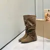 Primer encuentro con las botas Ji Duidui~Aumento de altura interna de 5 cm, botas largas de mezclilla de caña media con correa cruzada para mujer, botas vaqueras