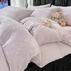 Juego de ropa de cama de cuatro piezas de terciopelo de leche con estampado de corazones rosas para otoño e invierno, que incluye una funda de edredón gruesa y cálida y un juego de sábanas de tres piezas