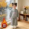 Conjunto de roupa feminino moderno e fofo com tema de gato para primavera e outono, apresentando um moletom com laço e calça de perna larga, um conjunto de duas peças para exportação de roupas infantis