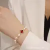 Pulsera de Trébol de Cuatro Hojas de Perlas de Imitación Estilo Nuevo para Mujer Mejor Amiga Lujo Ligero Alto Valor Diseño de Nicho Estilo Ins Estilo Mori Elegante
