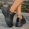 Venta Caliente Zapatos de Papá Mujer 2026 Nuevo Primavera Otoño Transpirables Aumentan la Altura Negros Hacen que los Pies se Vean Más Pequeños Persona Baja Plataforma de Comercio Exterior Suela Gruesa Zapatos Deportivos