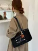 Bolsa Tote Versátil de Gran Capacidad con Remaches para Mujer, Estilo Coreano Nuevo Otoño 2026, Adecuada para Viajes Diarios, Viajes y Salidas