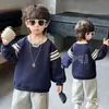 Colección de primavera y otoño para niños: Nuevo estilo de otoño 2026, sudadera de cuello redondo de moda y genial bordada con letras, top base de estilo callejero, ropa para niños