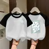 Camiseta Versátil Estampada Estilo Coreano de Manga Corta con Bloques de Color y Parches Nuevo Estilo Verano 2026 para Niños y Niñas Estilo Trendy Ins para Niños Mayores