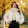 Jaqueta Curta de Penas com Bolinhas para Mulheres, Jaqueta Puffer com Gola Alta, Casaco Espesso para Outono e Inverno em Tamanhos Pequenos, Atacado de Fábrica