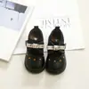 Sapatos de Couro para Meninas 2026 Primavera e Outono Novos Sapatos Infantis Sola Macia Antiderrapante Sapatos de Princesa para Menininhas Sapatos de Bebê Mocassins