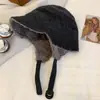 Chapéu Estilo Coreano de Lã de Cordeiro Vermelha Lei Feng para Mulheres, Inverno Espessado Quente para Ciclismo com Proteção de Orelha em Pelúcia, Chapéu Aviador à Prova de Frio