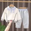 Conjunto Masculino Primavera e Outono Estilo Coreano Casual Xadrez Lapela Manga Longa Conjunto de Duas Peças Roupas de Outono para Bebê Estilo Moderno