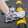 Sapatos Infantis Mais Vendidos Atacado Vazados para Crianças Pequenas, Médias e Grandes Verão Outdoor Sapatos de Pai Fivela Giratória Antiderrapante Respirável Tênis para Corrida e Esportes