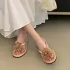 Primeiro encontro com as sandálias de verão estilo fada para mulheres, perfeitas para combinar com vestidos, apresentando enfeites de strass, um salto plataforma e um design de salto médio.