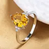 Anel Geométrico Banhado a Ouro com Diamante Amarelo para Mulheres, Venda Quente Europeia e Americana Transfronteiriça, Anel de Gota de Água de Luxo Leve, Anel Elegante e de Alto Padrão