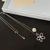 Collar con Colgante de Flor Hueca Larga de Metal con Perlas y Cuentas Estilo Coreano para Mujer, Cadena Larga de Metal para Suéter de Lujo Ligero