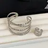 Conjunto de anillo y pulsera multicapa de metal plisado estilo europeo y americano, con un diseño único, una pulsera minimalista y versátil, y un accesorio elegante para mujer