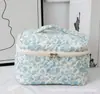 Bolsa de Maquiagem Portátil Grande Capacidade Novo Estilo Transfronteiriça com Pequeno Design Floral, Bolsa de Mão Fofa Floral Acolchoada de Algodão