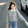 Conjunto de Dos Piezas para Niñas de Primavera y Otoño Estilo Coreano Moda Sudadera con Cuello Polo Recortado de Encaje Patchwork Jeans Dulces con Lazo