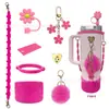 Conjunto de copo de água Stanley com tampa de canudo decorativa, porta-copos, corrente para copo, pingente de bola de pelúcia e capa de silicone com cordão.