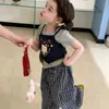 Ropa para niños 26 verano nuevo estilo para niñas, versión coreana gato KT elegante conjunto de tres piezas: camiseta de tirantes, pantalones largos casuales a cuadros, modernos