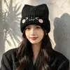 Gorro de Punto con Orejas de Gato Lindo Japonés para Mujer Otoño Invierno Engrosado Cálido Adelgazante para la Cara Bordado de Lana Versátil para el Frío Moderno