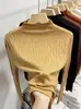 Tricô Branco Meia-Gola para Mulheres Estilo Outono/Inverno Chique Vazado Ajustado Camada Interna Suéter Top Curto de Base