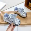 Outono de 2026 Novidades Sapatos de Princesa para Meninas Superfície de Couro Impermeável Sapatos para Bebês e Crianças Pequenas Moda Bolinhas Sapatilhas para Meninas