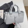 Venta al por mayor, nuevo bolso bandolera portátil sencillo de alta textura, diseño de nicho, elegante, combinable y moderno.