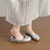Zapatos planos plateados para mujer con lazo estilo francés, nuevo modelo 2026, zapatos Mary Jane poco profundos con tira plisada para combinar con vestidos