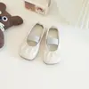 Sapatos de Couro para Meninas Primavera e Outono 2024 Novo Estilo Coreano Superfície Macia Sola Macia Sapatos Slip-on de Princesa Sapatos Infantis