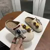Faixa de Cabeça com Boneca Cartoon Fofa Chinelos para Meninas Roupa Externa 2026 Primavera/Outono Novos Versáteis Sapatos Birkenstock para Meninos Tendência