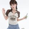 Camiseta com Decote V de Manga Curta com Desconto de Liquidação Feminina Modeladora Design nos Ombros Senso de Design Letras Estampadas Nicho Top Curto para o Verão