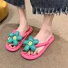 2023 Nuevas chanclas de fondo grueso con sensación de heces para mujer, verano, zapatillas de flores, clip para los pies, eva, venta al por mayor transfronteriza