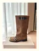 Bota de pantalón redonda de gamuza Melard con hebilla plisada para mujer, nuevo modelo versátil de invierno 2026 con tacón grueso, bota de montar