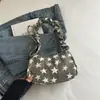 Bolso de un solo hombro de alto valor, bolso de estampado retro a la moda, bolso fruncido para debajo del brazo, bolso de mano fruncido de nicho, versátil para salir.
