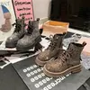 Botas Martin de peluche con forro de pedrería para mujer, nuevo modelo 2026, estampado de leopardo, llenas de pedrería, lujosas botas cortas con cordones, botas de plataforma gruesa estilo biker para mujer