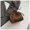 Bolso de Mano Plegado de Alta Gama para Mujer 2026 Nuevo Estilo Moda Bolso Cubo de Hombro Estilo Coreano Nicho Bolso Cruzado Simple
