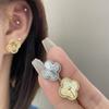 Pendientes de trébol de cuatro hojas cortados con láser, aguja de plata S925, flor de la suerte clásica, pendientes de moda de lujo ligeros y texturizados para mujer.