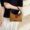 Nova bolsa hobo feminina de outono 2026, adequada para o trabalho, vintage, versátil, texturizada, bolsa de ombro sob o braço, grande capacidade, bolsa de camurça da moda