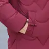 Nuevo abrigo de algodón con relleno de plumón de invierno para madres, con forro de polar añadido y grosor extra, un estilo holgado adecuado para mujeres de mediana edad y mayores, y un nuevo diseño de estilo chino
